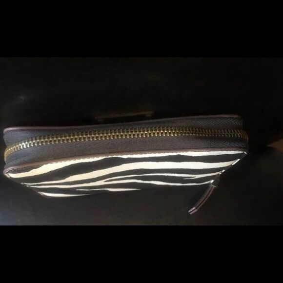 Stella & Dot Chelsea Tech Zebra Print. Vegan Leather Wallet - Picture 4 of 4